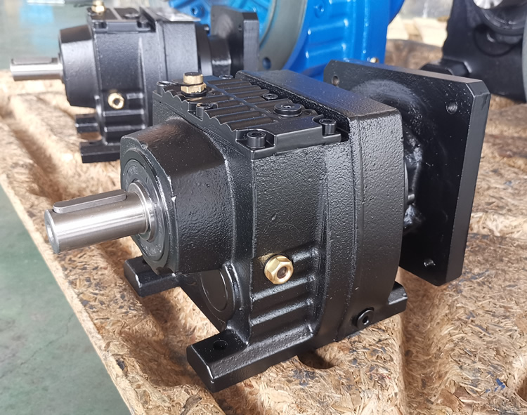 R37系列減速機的實物照片，輸入配伺服電機