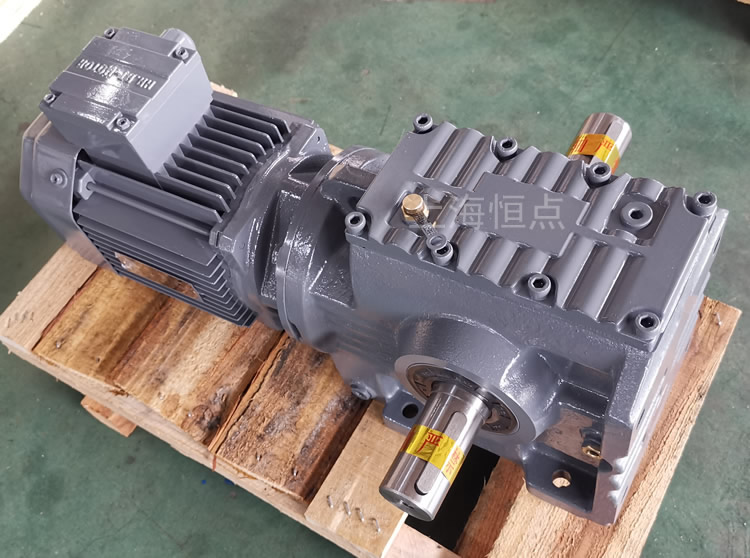 S67減速機 輸入配方殼電機 輸出雙軸 工業灰油漆 實物圖 - 上海恒點