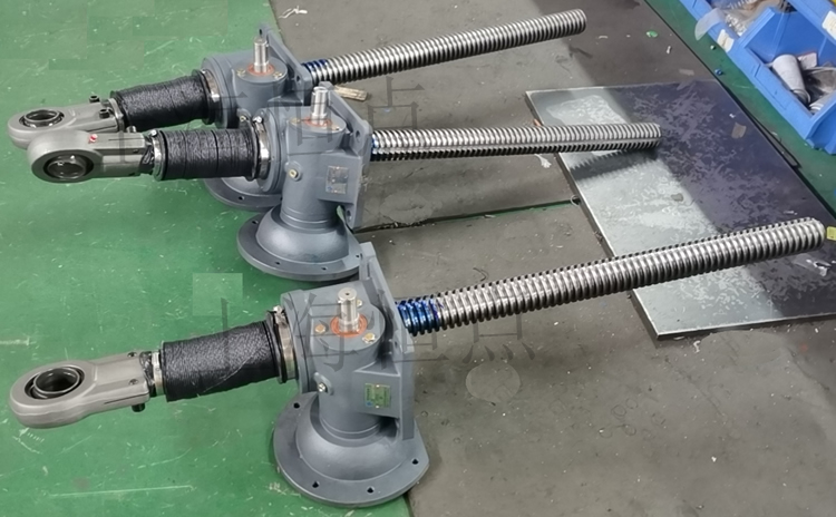 SWLD10升降機配關節軸承，配軟防護罩的實物圖